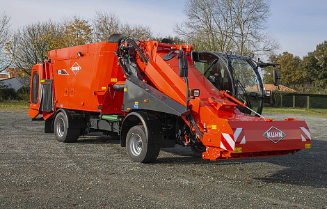 Cамохідний змішувач-кормороздавач