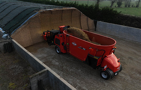 Cамохідний змішувач-кормороздавач